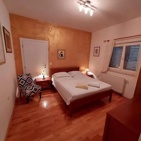 Apartman Karmen *